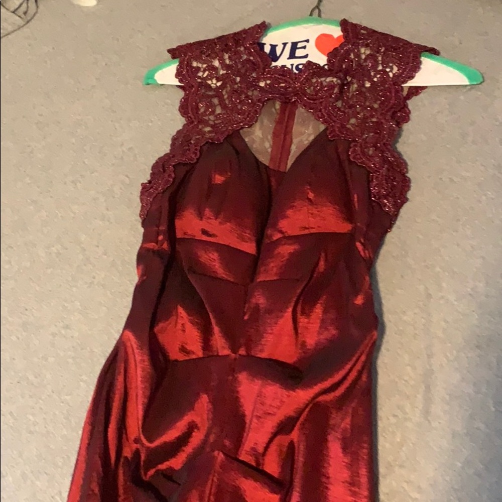 Burgundy fishtail dress with knee cut